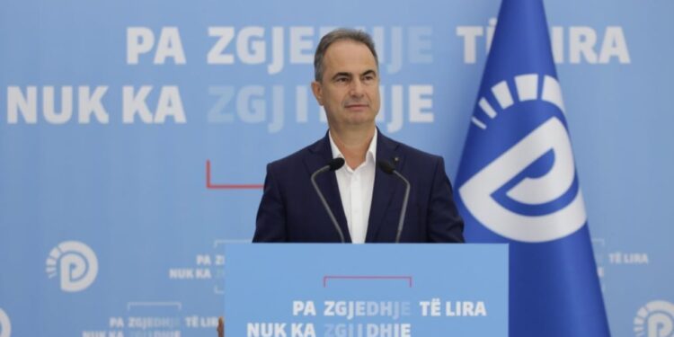 "Rroftë Republika e Kosovës": Nënkryetari i PD sqaron komisioneren e Zgjerimit në BE, duke kujtuar shprehjen “një herë bie daci në kos.”