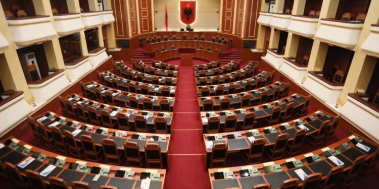 Seancë plenare, në qendër të vëmendjes ligji për barazinë gjinore dhe emërimi i anëtarëve të Komisionit Rregullator të KQZ-së.