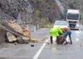Shembje e madhe shkëmbore në Rubik, policët dhe një qytetar e pastrojnë rrugën.