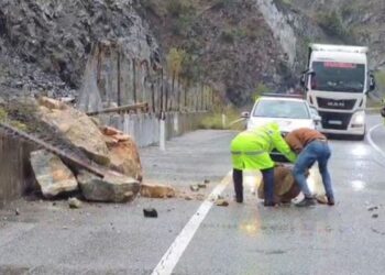 Shembje e madhe shkëmbore në Rubik, policët dhe një qytetar e pastrojnë rrugën.
