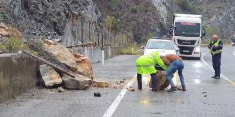 Shembje e madhe shkëmbore në Rubik, policët dhe një qytetar e pastrojnë rrugën.