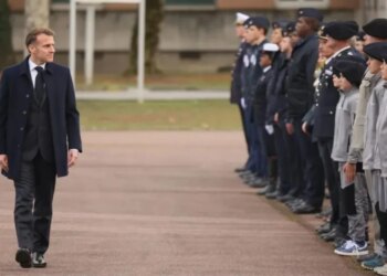 Shërbim ushtarak vullnetar për të rinjtë në Francë: Macron thotë se duhet të përgatitemi për sfidat e ardhshme.