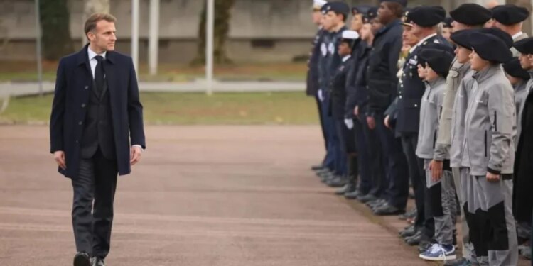 Shërbim ushtarak vullnetar për të rinjtë në Francë: Macron thotë se duhet të përgatitemi për sfidat e ardhshme.