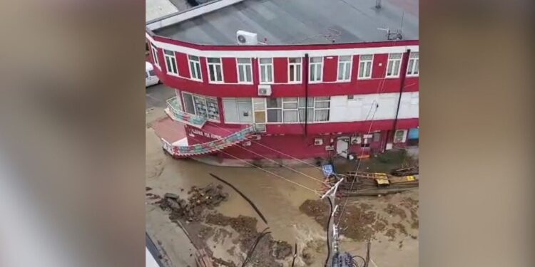 Shi i forte përmbyt Laçin, rrugët shndërrohen në lumenj