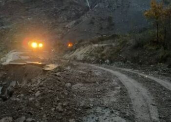 Shirat e fortë shkaktojnë vështirësi në Qarkun e Lezhës, kërcënohet bllokimi i qarkullimit.