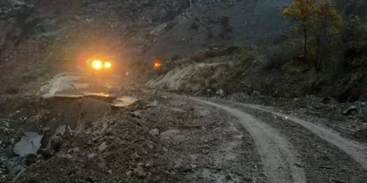 Shirat e fortë shkaktojnë vështirësi në Qarkun e Lezhës, kërcënohet bllokimi i qarkullimit.