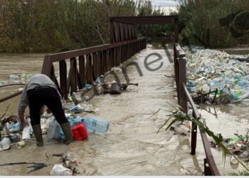 Shiu i fortë përmbyt urën e Shënapremtes në Durrës, e mbushur me mbeturina urbane