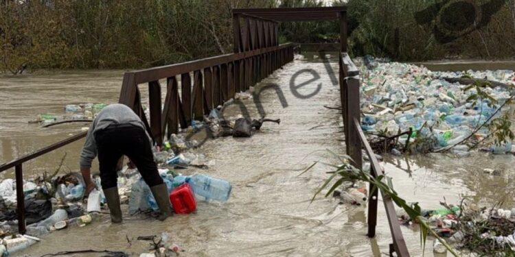 Shiu i fortë përmbyt urën e Shënapremtes në Durrës, e mbushur me mbeturina urbane