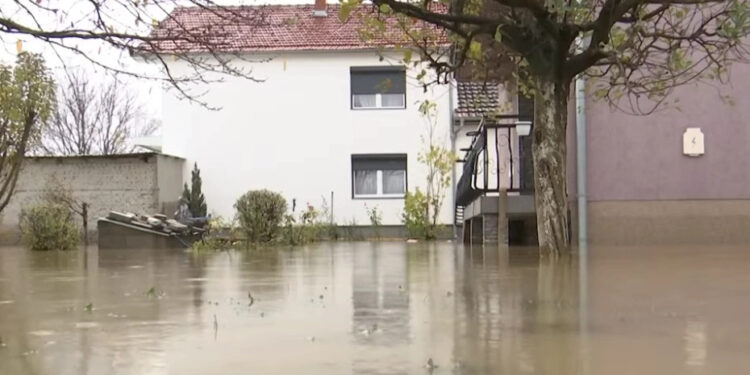 Shiu i fortë shkaktoi përmbytje në shtëpi dhe shkolla në Prishtinë e Shtime