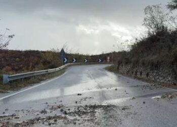 Shiu i forte shkakton probleme në Devoll: Rrugë të bllokuara, përmbytje dhe rrëshqitje të dheut