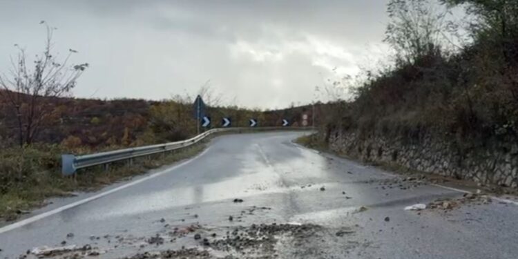 Shiu i forte shkakton probleme në Devoll: Rrugë të bllokuara, përmbytje dhe rrëshqitje të dheut