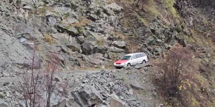 Shiu i fortë shkakton vështirësi në Kukës, qindra familje të izoluara për shkak të dëmtimeve në infrastrukturë.