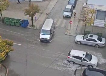 Shiu ‘mbulon’ rrugët në Durrës, banorët përballen me vështirësi