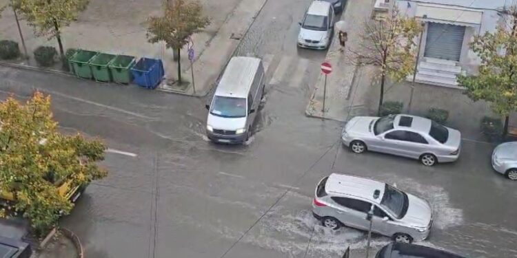 Shiu ‘mbulon’ rrugët në Durrës, banorët përballen me vështirësi