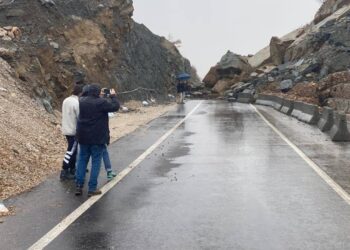 Shkëmbinjtë e rënies bllokojnë rrugën Qukës-Qafë Plloçë, demokratët shprehin reagimin e tyre/ Ivi Kaso: 260 milionë euro për një rrugë të pafavorshme