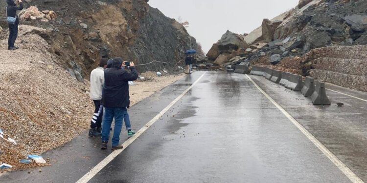 Shkëmbinjtë e rënies bllokojnë rrugën Qukës-Qafë Plloçë, demokratët shprehin reagimin e tyre/ Ivi Kaso: 260 milionë euro për një rrugë të pafavorshme