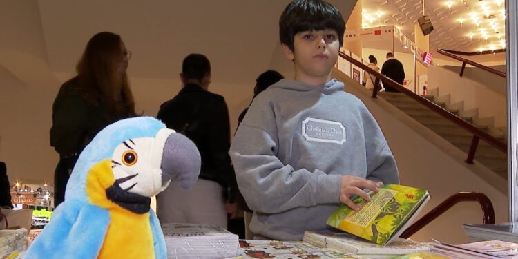 Shkrimtari 9-vjeçar në panair: Prezantohet përralla “Ragi dhe muzika e pyllit”, autor Andrei Agasi.