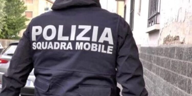 Shkuan për të konfiskuar armën, por zbuluan se ishte lodër... Policia italiane nuk del "duarbosh" nga shtëpia e shqiptarit, kapin një sasi të madhe kokaine.