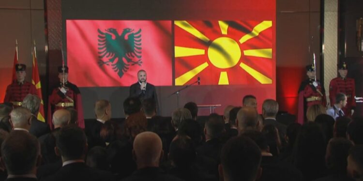 Shkupi feston me ngjyra kuqezi: Ambasada shqiptare në RMV organizon pritje për mbi 1100 të ftuar për festat e nëntorit