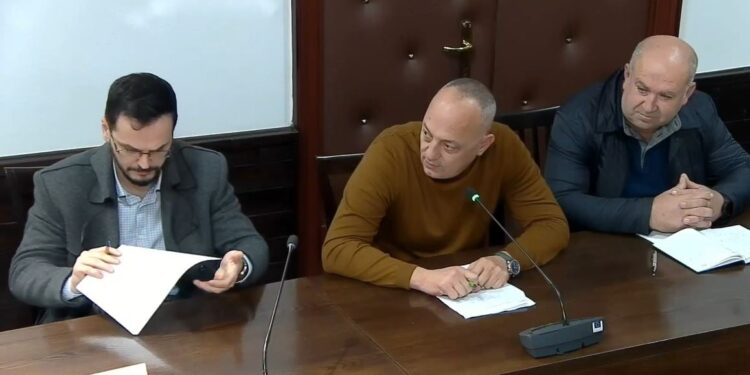 “Shqetësimet e Shoqatës së Blegtorëve: 'Importojmë nga Serbia në vend që të mbështesim prodhuesit tanë', Braçe mbështet qëndrimin e tyre, kritika ndaj ministrisë”