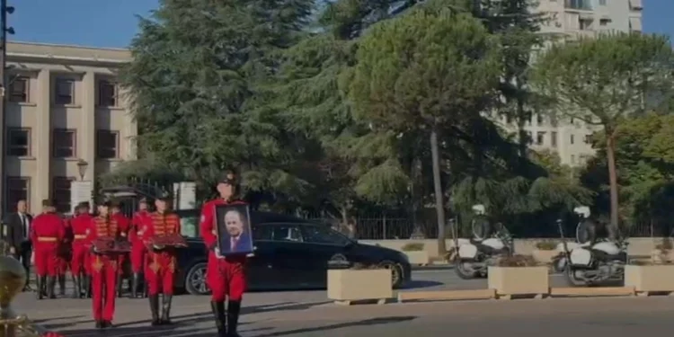 Shqipëria në ditë zie kombëtare për Fatos Nanon