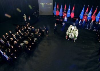 Shqipëria në zi kombëtar: Homazhe për Fatos Naon, fjalime nga bashkëshortja dhe Kryeministri Rama në pritje.