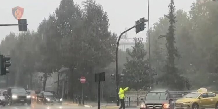 Shqipëria paralajmërohet për kushte të këqija klimatike, Ministria e Mbrojtjes: Priten shi të fortë javën e ardhshme, këto janë qarqet më të rrezikuara.