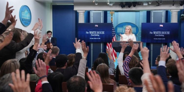 Shtëpia e Bardhë përcakton norma të reja për gazetarët, zvogëlon qasjen e tyre në zyrat e figurave kryesore të komunikimit.