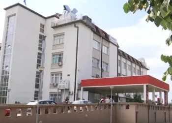 Shtetasi i huaj dyshohet se është qëlluar me thikë në Gjakovë, dërgohet në QKUK për ndihmë mjekësore.