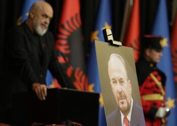 Si të të kenë dashuruar e çmuar, burri i tokës; Rama kujton bisedat me Nanon: Ne ndamë, thyem e ndamë përsëri bukë. Mos vdeksh kurrë, Fatos! (Fjala e plotë)