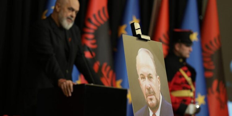 Si të të kenë dashuruar e çmuar, burri i tokës; Rama kujton bisedat me Nanon: Ne ndamë, thyem e ndamë përsëri bukë. Mos vdeksh kurrë, Fatos! (Fjala e plotë)