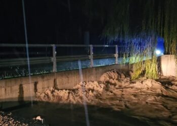 Situata e vështirë nga reshjet në Korçë, përroi del nga shtrati dhe kërcënon shtëpitë.