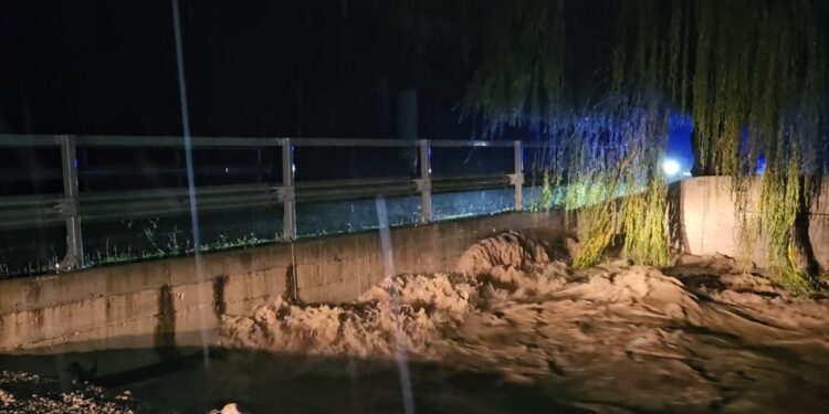 Situata e vështirë nga reshjet në Korçë, përroi del nga shtrati dhe kërcënon shtëpitë.