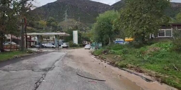 Situatë e vështirë në Delvinë për shkak të reshjeve, tri shtëpi të përmbytura dhe banorët evakuuar.