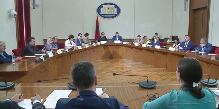 Sot fillon punën Komisioni për Reformën Zgjedhore; në rend të ditës caktimi i numrit të ekspertëve teknikë dhe roli i OSBE/ODIHR dhe 'Venecias' zbulohet.