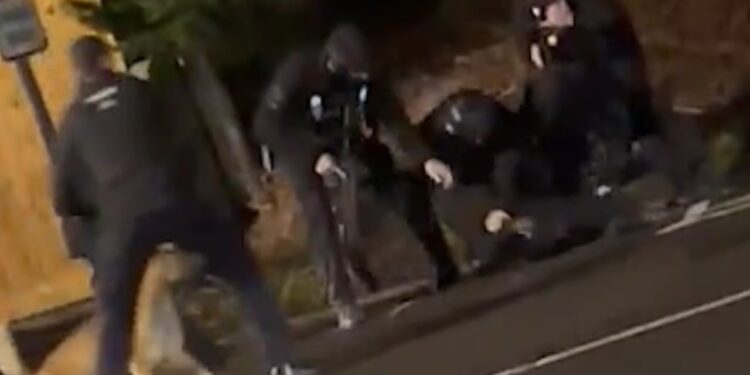 Sulm në Britani: 11 të plagosur, publikohet video e momentit kur sulmuesi neutralizohet në tren