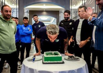 Sulmuesi kuqezi kremton 29-vjetorin me shokët e ekipit