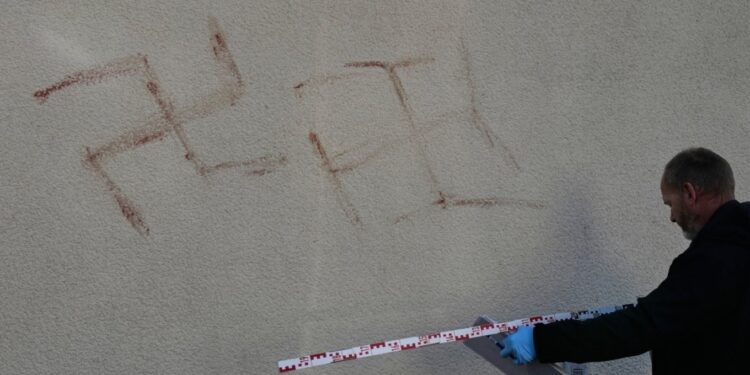 Svastika e bërë me gjak trondit Gjermaninë, policia nis hetimet për incidentin misterioz afër Frankfurtit.
