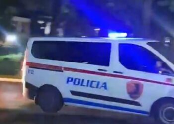 Të shtëna me armë në Elbasan, dy të arrestuar dhe dy të shpallur në kërkim. Policia: Pamjet nga kamerat e sigurisë janë fshirë.