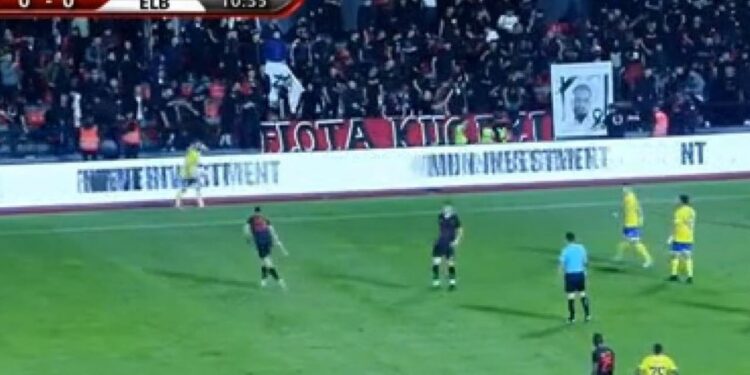 Tension dhe përplasje masive në stadiumin Flamurtari, policia ndërhyn për të qetësuar situatën.