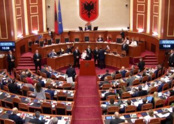 Tension në Kuvend: Peleshi ndërpret fjalën, Berisha i afrohet dhe rrethohet nga Garda.