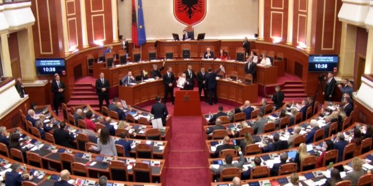 Tension në Kuvend: Peleshi ndërpret fjalën, Berisha i afrohet dhe rrethohet nga Garda.