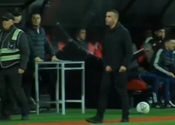 Tension në Vlorë: Ndeshja ndërpritet ndërsa policia ndërhyn për të qetësuar situatën mes Flamurtarit dhe Vorës – VIDEO