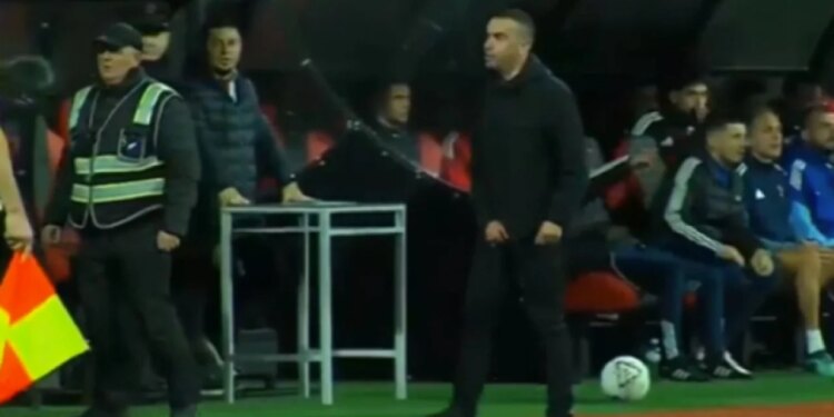 Tension në Vlorë: Ndeshja ndërpritet ndërsa policia ndërhyn për të qetësuar situatën mes Flamurtarit dhe Vorës – VIDEO