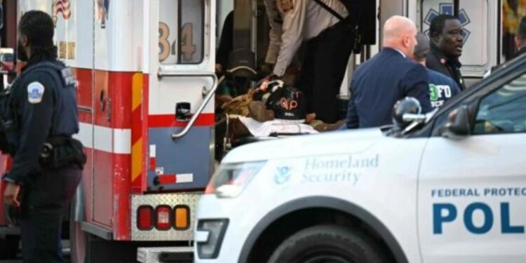 Tensionet në SHBA: Dy anëtarë të Gardës Kombëtare vriten pranë Shtëpisë së Bardhë, i dyshuari i arrestuar, Trump paralajmëron pasoja të rënda.