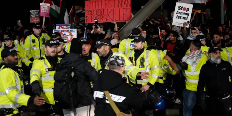 Tensioni gjatë ndeshjes së Europa League mes Aston Villës dhe ekipit izraelit, 11 të arrestuar pas protestave për Palestinën.
