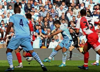 Teori konspirative ose skandal? Një arbitër anglez diskuton ndeshjen kur Man.City fitoi titullin në 2012.