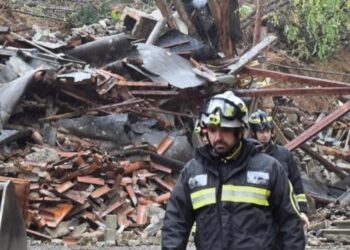 Tërmeti i fortë godet Italinë, rrëshqitjet masive të dheut shkatërrojnë një shtëpi gjatë natës, autoritetet në kërkim të dy personave të humbur.