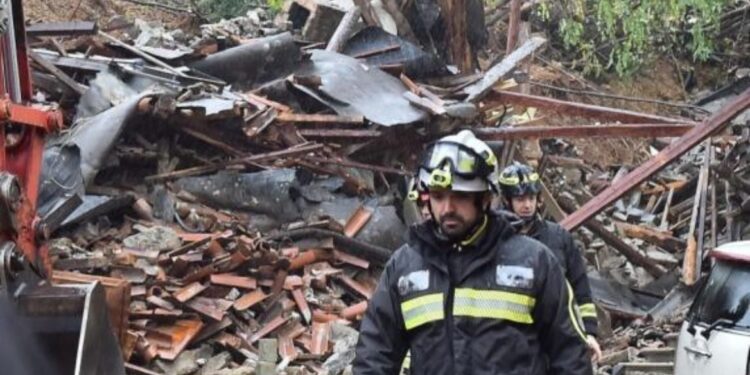 Tërmeti i fortë godet Italinë, rrëshqitjet masive të dheut shkatërrojnë një shtëpi gjatë natës, autoritetet në kërkim të dy personave të humbur.