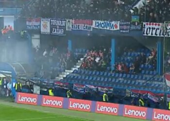 Tifozët kroatë në Pogoricë protestojnë kundër serbëve, gjatë ndeshjes Mali i Zi-Kroaci dëgjohen thirrjet: Vrit, vrite serbin...